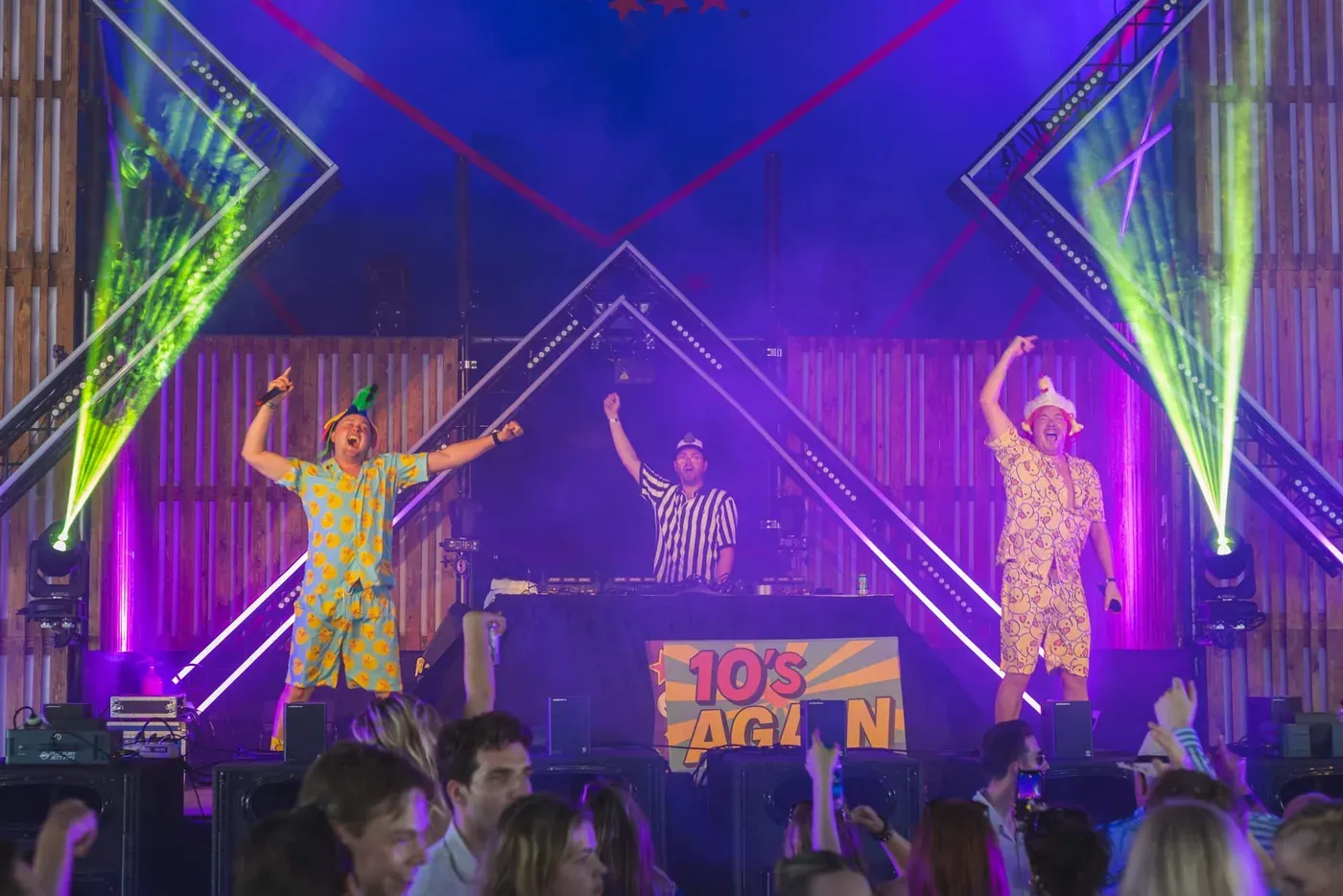 Showmasters van Knal & Co. op het podium tijdens een bedrijfsfeest