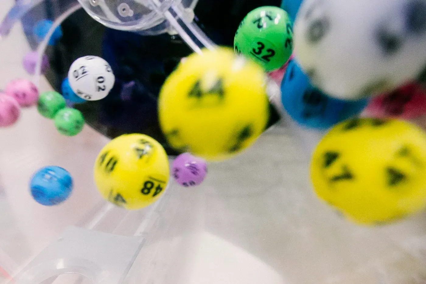 Gekleurde bingoballen vliegen door de lucht