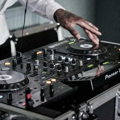 Handen van een dj op een Pioneer mengpaneel