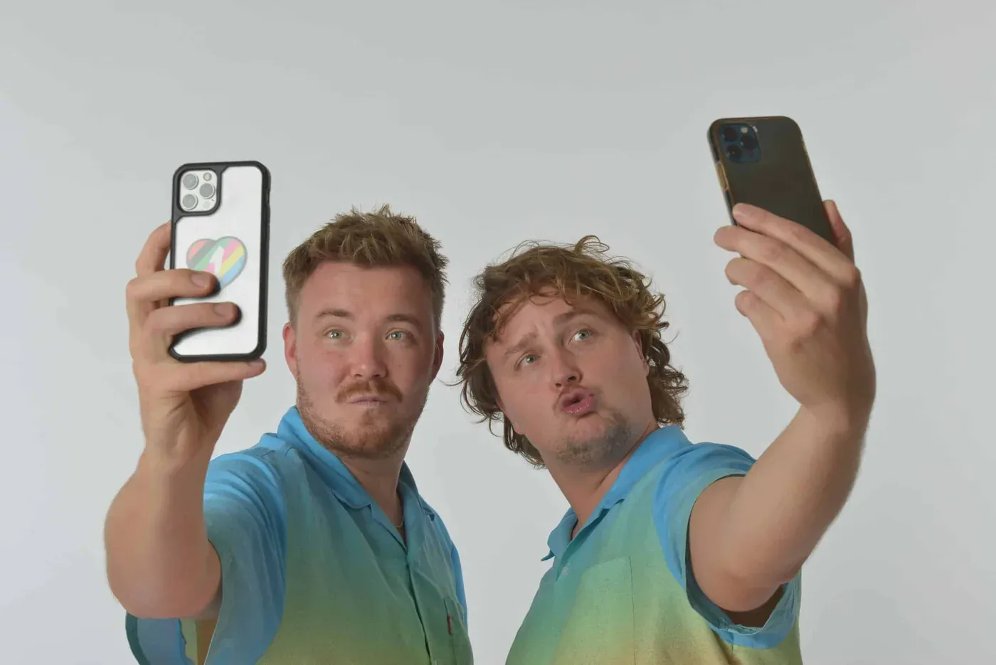 Kenneth en Andor maken een selfie tijdens een show