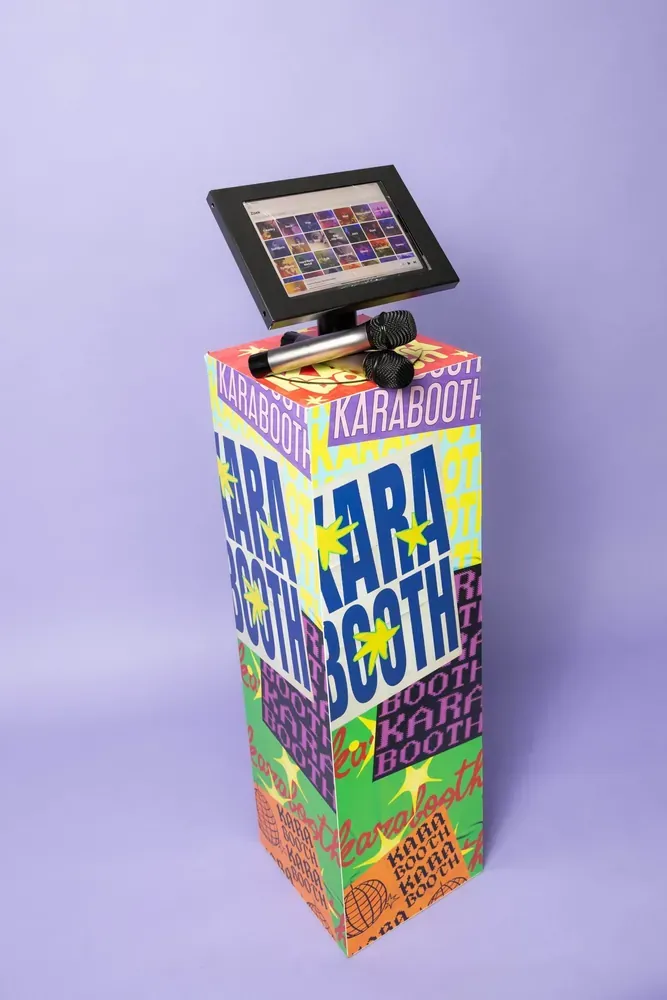 De Karabooth met tablet in de houder
