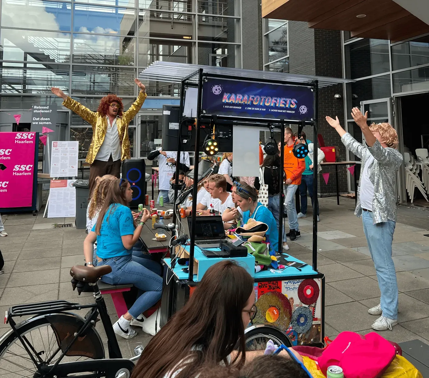 Zangeres met microfoon bij de Karaoke Bakfiets tijdens een event