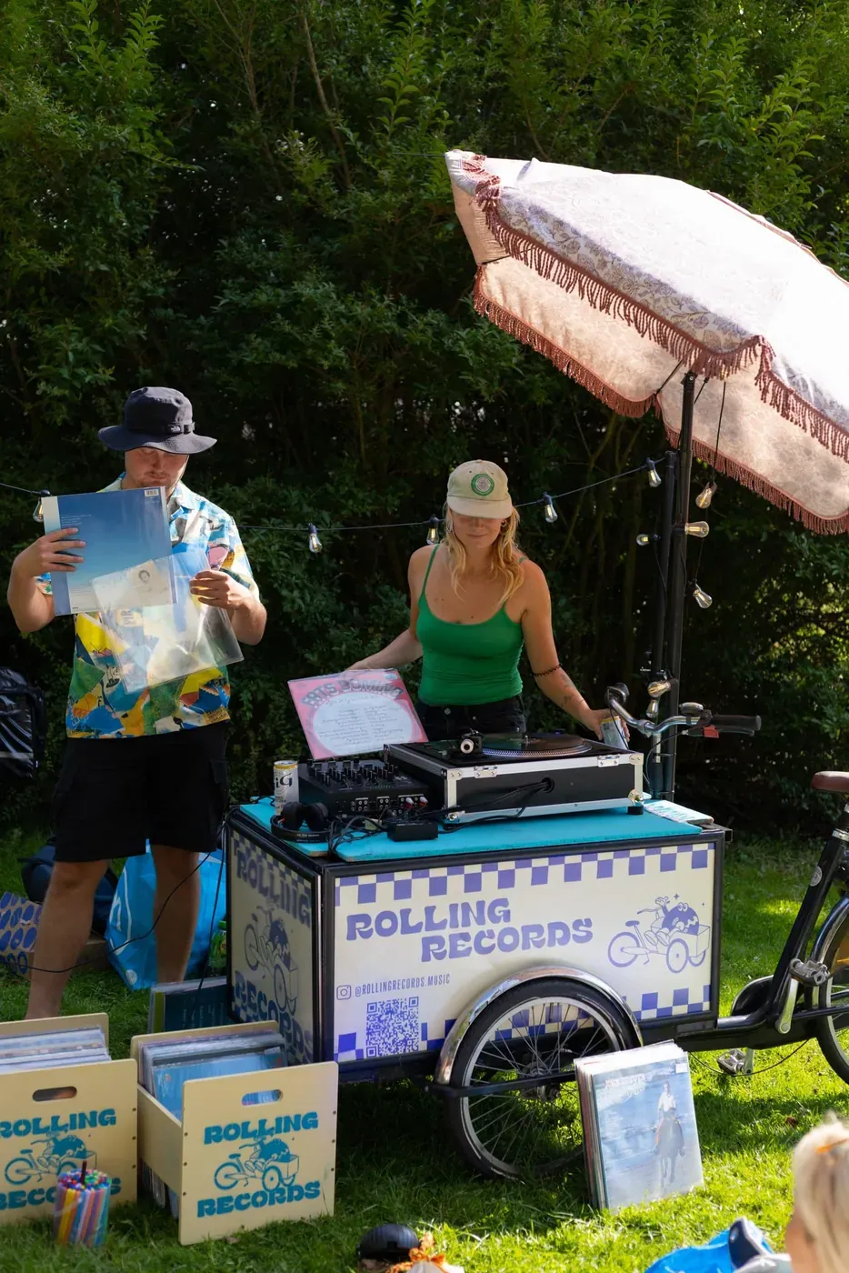 Twee dj's met platenspelers en kratten vinyl bij de Rolling Records bakfiets