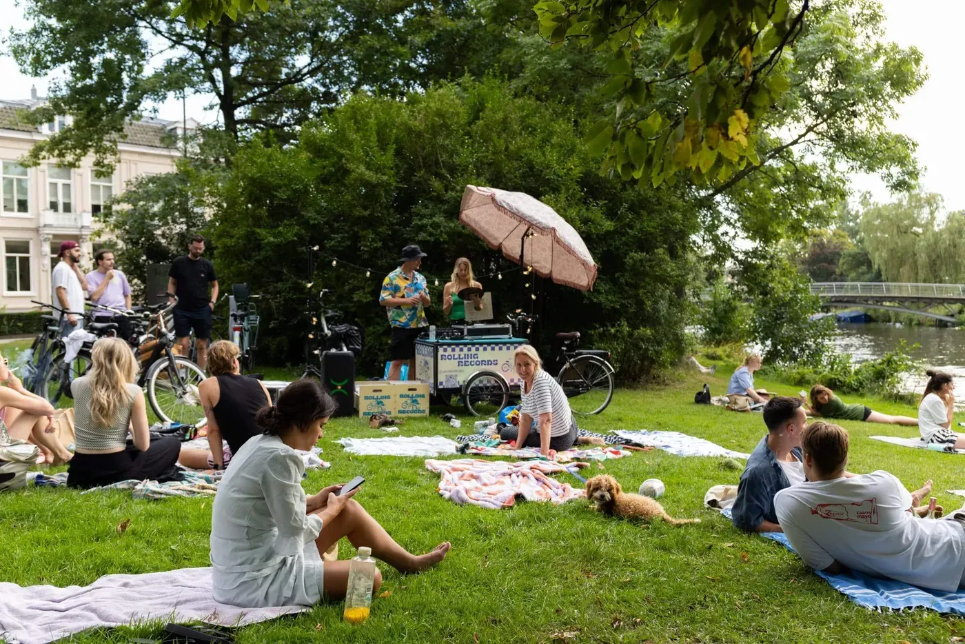 Rolling Records bakfiets in het park met picknickende bezoekers