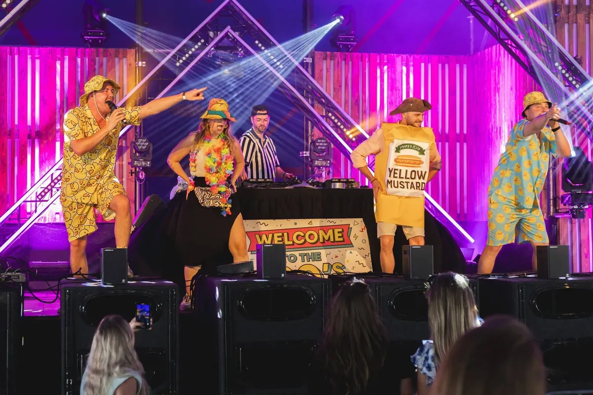 Showmasters op een festivalpodium met lasers tijdens het evenement aan de Veerplas