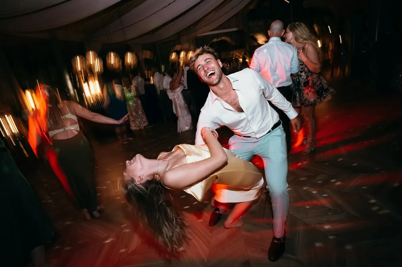 Twee gasten dansen lachend tijdens een feest van Knal & Co.