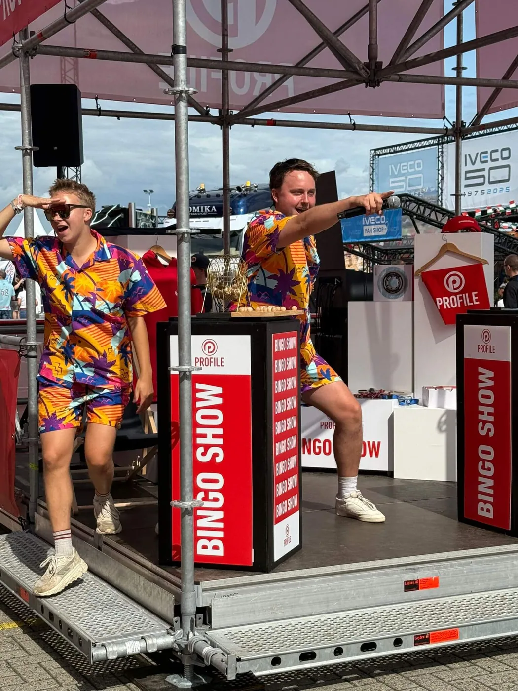 De Profile Bingo op het Truckstar Festival: showmaster op een klein podium voor een volle tent